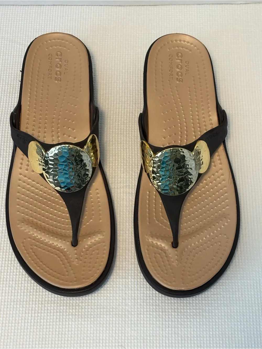 CROCS Comfort Thong Sandals Gold Hammered Medallion SANRAH 11 - Picture 3 of 9